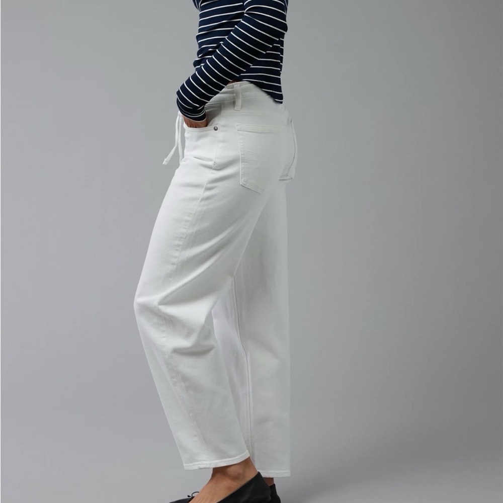 American Eagle Outfitters Crisp White Barrel Leg Jeans